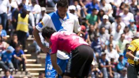 Jonathan Lacerda yace en el césped luego de recibir un cabezazo por parte de Emanuel Villa, quien discute con el árbitro Francisco Chacón, luego de ser  expulsado en el 85'.