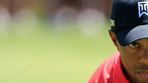 Woods se prepara para ejecutar sus últimos disparos de su gran día.