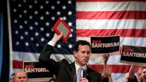 El exsenador de Pensylvania, Rick Santorum, cuando se dirigía a sus partidarios en una reunión de campaña.