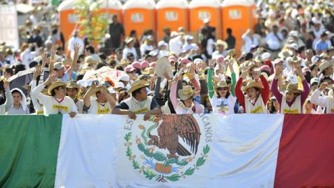 Miles de jóvenes católicos disfrutan de la soleada mañana en el Parque Bicentenario.