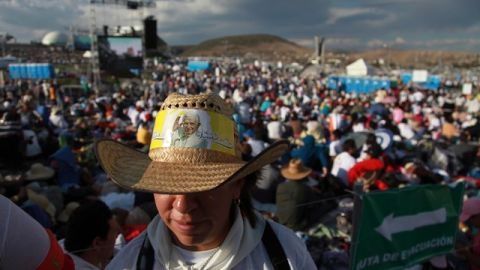 Peregrinos llegan al parque donde el Papa ofició ayer una multitudinaria misa.