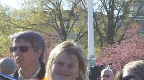 Decenas de personas se congregaron temprano en las afueras de la Corte Suprema para protestar a favor y en contra de la reforma de salud.