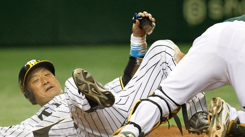 Tomoaki Kanemoto (izq.), de Tigres,  se barre quieto en el home. El  catcher de Oakland es  Kurt Suzuki.