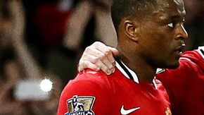 Wayne Rooney (cent.) es felicitado por  Patrice Evra (izq.) y Ryan Giggs.