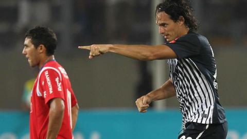 Carlos Fernández (der.) de Alianza Lima celebra el gol del triunfo 1-0 sobre Nacional de Uruguay en el juego de ida por la Copa Libertadores de América.