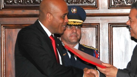 Los presidentes Leonel Fernández y Michel Martelly  se saludan.