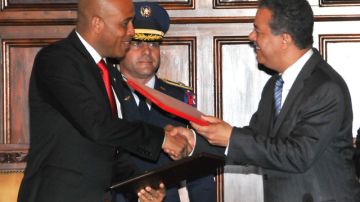 Los presidentes Leonel Fernández y Michel Martelly  se saludan.