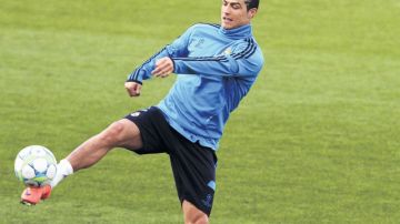 El portugués del Real Madrid Cristiano Ronaldo practica antes del juego de hoy ante el Apoel de Chipre.