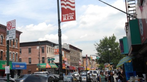En Sunset Park, una zona comercial, es difícil encontrar puesto de parqueo.