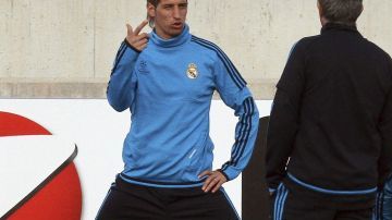 Cristiano Ronaldo y  Fabio Coentrao atienden a las indicaciones del técnico  José Mourinho en la práctica del equipo en Nicosia.