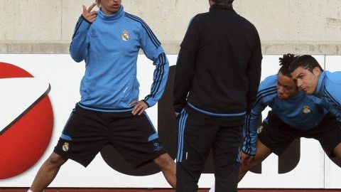Cristiano Ronaldo y  Fabio Coentrao atienden a las indicaciones del técnico  José Mourinho en la práctica del equipo en Nicosia.
