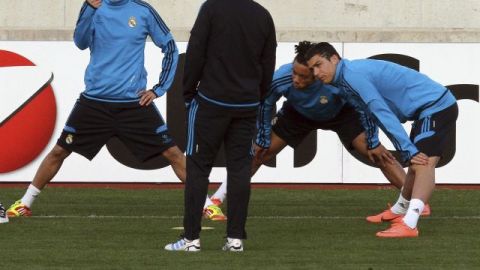 Cristiano Ronaldo y Fabio Coentrao atienden a las indicaciones del técnico José Mourinho en la práctica del equipo en Nicosia.