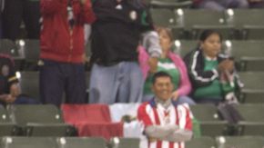 Diego Reyes celebra con su selección la consecución del tercer gol en el partido que México ganó a Trinidad y Tobago por 7-1.