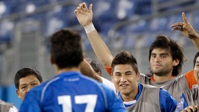 Lester Blanco es esperado por sus compañeros para celebrar su gol sobre el cuadro de las barras y las estrellas en el LP Field.