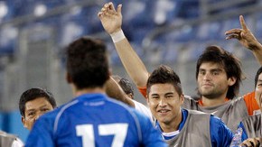 Lester Blanco es esperado por sus compañeros para celebrar su gol sobre el cuadro de las barras y las estrellas en el LP Field.