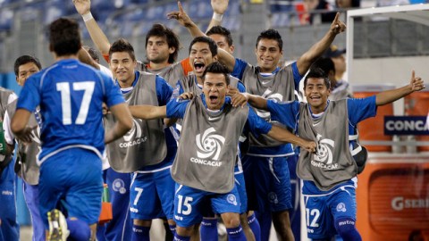 Lester Blanco es esperado por sus compañeros para celebrar su gol sobre el cuadro de las barras y las estrellas en el LP Field.