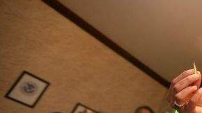 Harris contó que el documento lee: "Aunque Arizona afirma que la ley simplemente ayuda al gobierno federal para hacer cumplir la ley federal, de hecho la ley de Arizona implementa un política estatal distinta de expulsión que suplanta las prioridades federales y desprecia el requisito federal que estipula que la ayuda estatal en esta área proceda bajo la revisión federal".