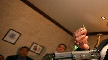 Harris contó que el documento lee: "Aunque Arizona afirma que la ley simplemente ayuda al gobierno federal para hacer cumplir la ley federal, de hecho la ley de Arizona implementa un política estatal distinta de expulsión que suplanta las prioridades federales y desprecia el requisito federal que estipula que la ayuda estatal en esta área proceda bajo la revisión federal".