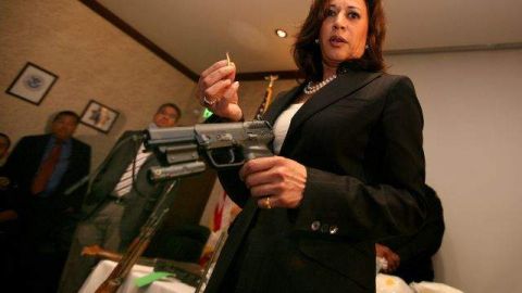 Harris contó que el documento lee: "Aunque Arizona afirma que la ley simplemente ayuda al gobierno federal para hacer cumplir la ley federal, de hecho la ley de Arizona implementa un política estatal distinta de expulsión que suplanta las prioridades federales y desprecia el requisito federal que estipula que la ayuda estatal en esta área proceda bajo la revisión federal".
