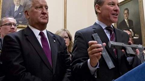 Eric Schneiderman, fiscal general de Nueva York, sostiene una de las armas que fueron incautadas durante el operativo de hoy.