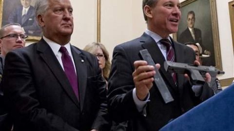 Eric Schneiderman, fiscal general de Nueva York, sostiene una de las armas que fueron incautadas durante el operativo de hoy.