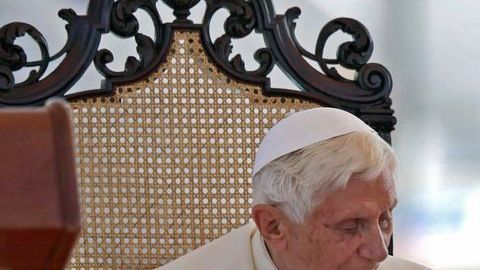 El presidente Raúl Castro subió los escalones hacia el frente del altar ayer y saludó al Pontífice.