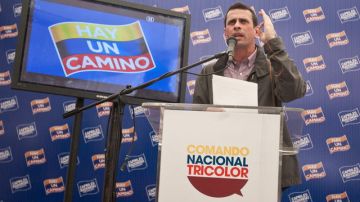 El candidato de la oposición  a las elecciones presidenciales de octubre, Henrique Capriles, habla durante una rueda de prensa en Caracas.
