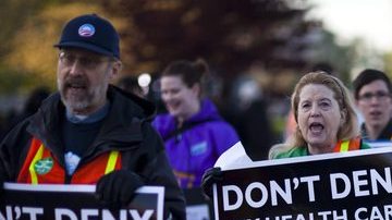 Activistas que apoyan la reforma sanitaria se manifiestan en el exterior del edificio de la Corte Suprema en Washington. Grupos a favor y en contra de la misma se expresaron por igual.