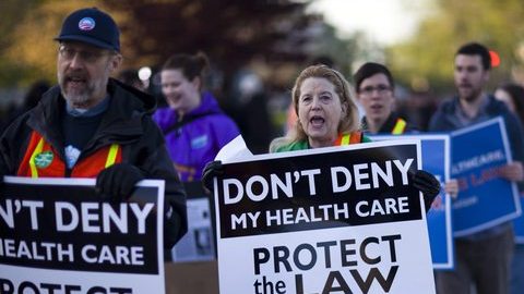 Activistas que apoyan la reforma sanitaria se manifiestan en el exterior del edificio de la Corte Suprema en Washington. Grupos a favor y en contra de la misma se expresaron por igual.
