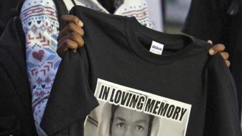 Francesca Placide, una estudiante de Miami, muestra una camiseta en homenaje a Trayvon Martin, durante una manifestación para exigir justicia.