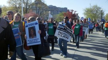 Desde temprano, decenas de personas se congregaron ayer a protestar a favor y en contra de la reforma sanitaria en Washington D.C.