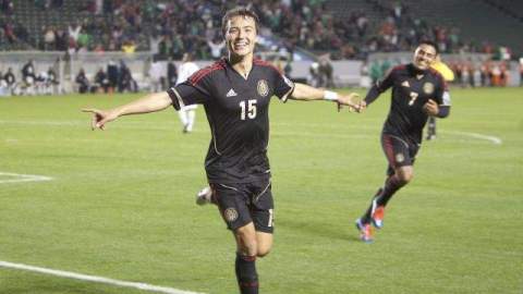 El jugador de México Erick Torres (i) celebra su anotación ante Panamá durante el partido preolímpico de la Concacaf.