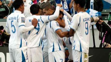 Aficionados hondureños celebran a todo pulmón el gol de Eddie Hernández sobre los trinitarios.