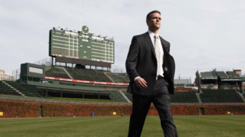 Theo Epstein atraviesa el terreno de Wrigley Field, en Chicago.