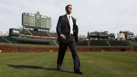 Theo Epstein atraviesa el terreno de Wrigley Field, en Chicago.