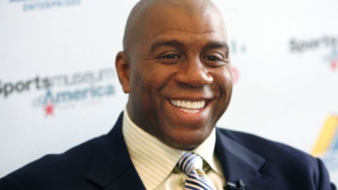 El grupo comprador incluye a Earvin "Magic" Johnson.