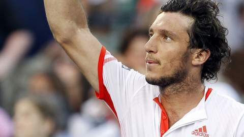 Mónaco responde a la multitud argentina tras su triunfo.