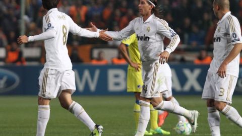 Kaká es felicitado por Sergio Ramos luego de anotar el gol sobre el cuadro chipriota en partido de la Liga de Campeones UEFA.
