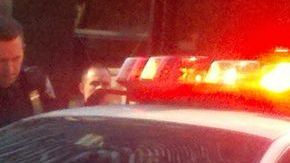 Con su cabeza en alto por saberse detenida mientras lucha por alcanzar su sueño, esta joven espera a que el oficial la traslade al cuartel.