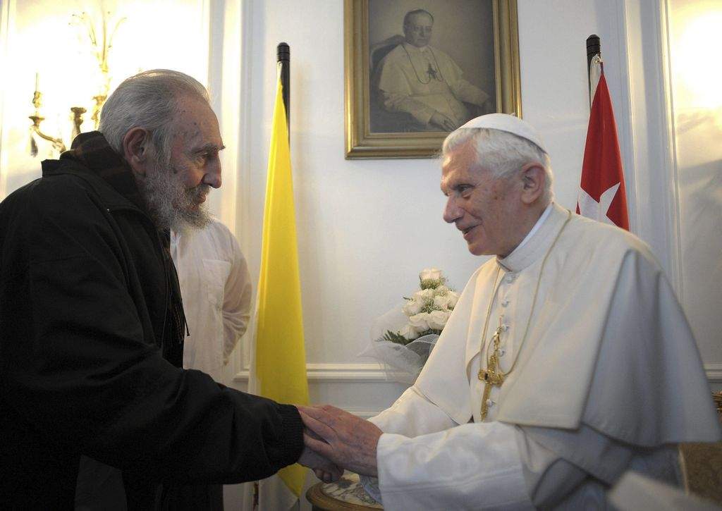 El Papa Benedicto XVI durante la reunión con el expresidente cubano Fidel Castro.
