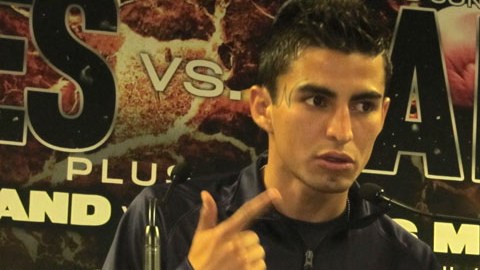 Erik 'El Terrible' Morales (der.) presenta a su hermano Iván Morales, al que considera su sucesor.
