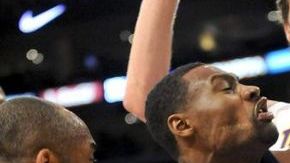 El escolta de los Lakers Kobe Bryant (i) y su compañero, Pau Gasol (d), intentan frenar a Tony Allen (c) de los Grizzlies en el partido de la NBA, el 26 de marzo pasado.