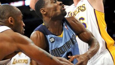 El escolta de los Lakers Kobe Bryant (i) y su compañero, Pau Gasol (d), intentan frenar a Tony Allen (c) de los Grizzlies en el partido de la NBA, el 26 de marzo pasado.