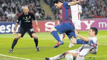 El argentino Lionel Messi, del Barcelona, es objeto de falta por el defensor Daniele Bonera, del Milan, en partido disputado ayer en el estadio San Siro.