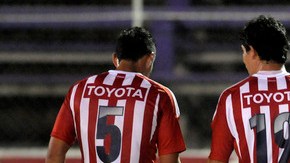 Patricio Araujo y Jonny Magallón abandonan el Estadio  Luis Franzini luego de caer en la Libertadores.