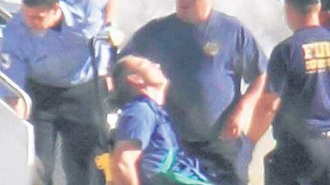 El piloto de un vuelo de JetBlue (centro) tuvo un comportamiento extraño por lo que fue sacado de la cabina de mando  y  sostenido por la fuerza.  El avión aterrizó en  Texas.