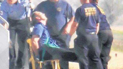 El piloto de un vuelo de JetBlue (centro) tuvo un comportamiento extraño por lo que fue sacado de la cabina de mando y sostenido por la fuerza. El avión aterrizó en Texas.