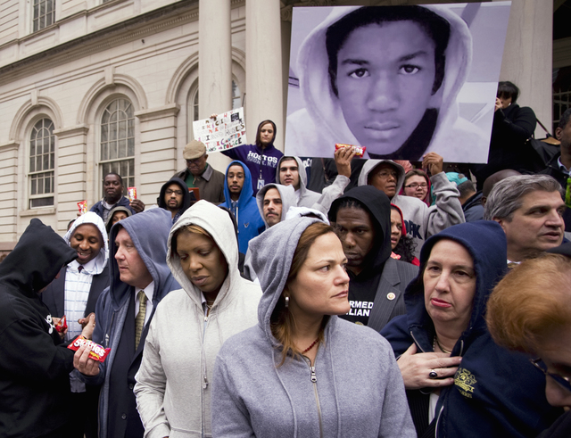 Varios concejales de la ciudad de Nueva York lucieron ayer sudaderas en solidaridad con el menor asesinado en Florida, Trayvon Martin.
