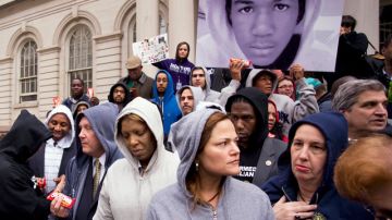 Varios concejales de la ciudad de Nueva York lucieron ayer sudaderas en solidaridad con el menor asesinado en Florida, Trayvon Martin.