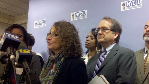 Donna Lieberman, (izq.), directora de NYCLU, presentó ayer la demanda contra la Ciudad y la  Policía de Nueva York por abusos en contra de los residentes.